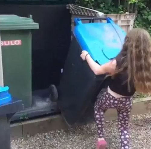    打臉！英國清潔工稱垃圾桶難放 8歲女孩當場示范