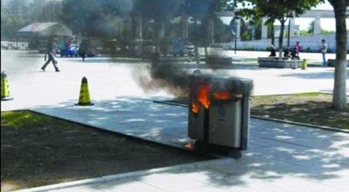 垃圾桶邊發現一整箱爆竹警方:隨意丟棄或成隱患