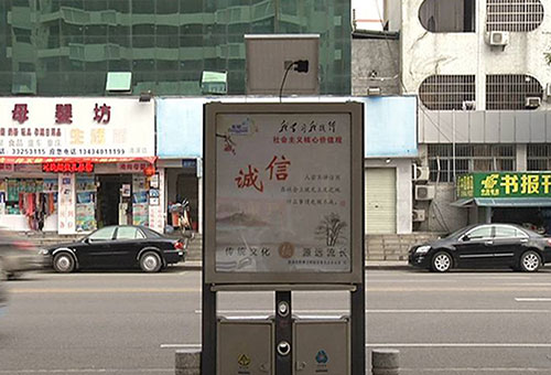 東莞清溪:一批太陽能垃圾桶亮相街頭 環(huán)保又耐用