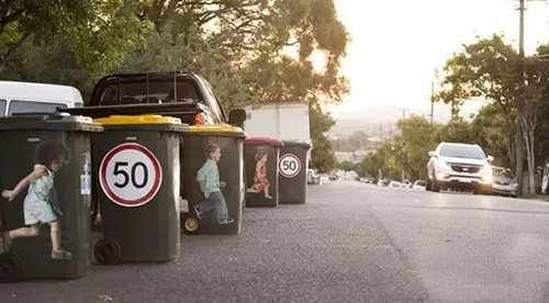 垃圾桶上貼安全標識，提醒司機‘不要超速’