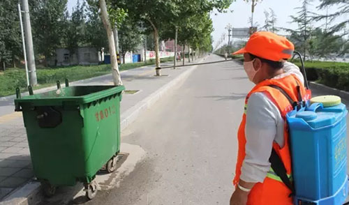 致敬環(huán)衛(wèi)工人，細(xì)心消除垃圾桶邊的蚊蠅